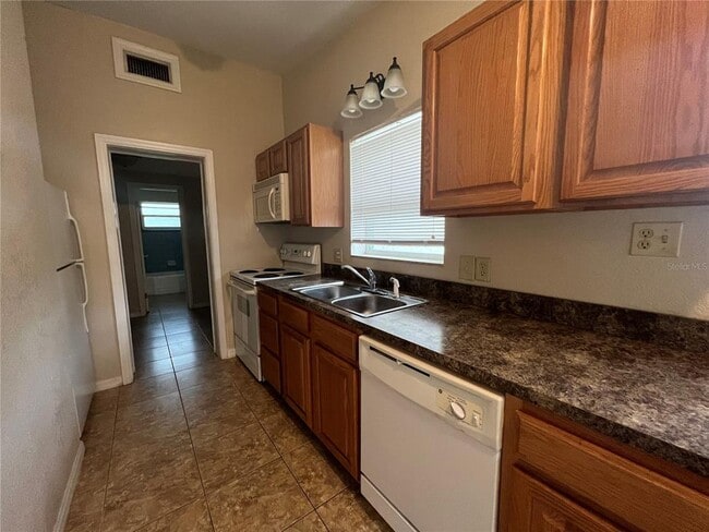 Building Photo - 1601 Lakeview Ct