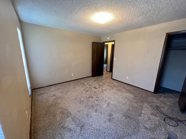 Building Photo - AVAILABLE NOW!