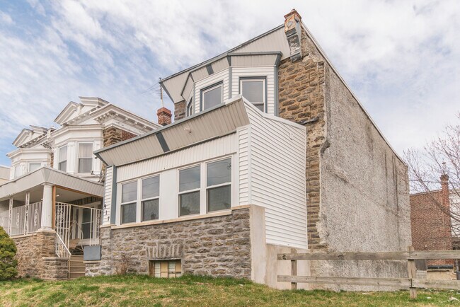 Building Photo - 917 W Duncannon Ave