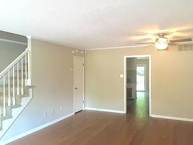 Building Photo - GREAT LOCATION 2BED 2BATH! FENCED IN YARD!