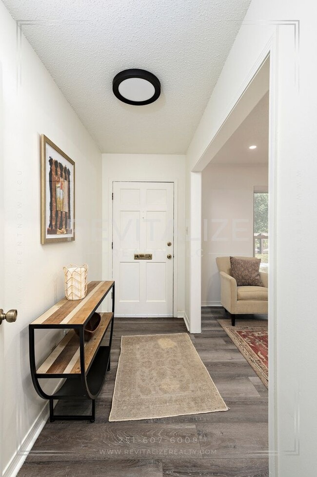 Building Photo - Stunning 3 Bed 2 Bath Brick Home with Huge Yard!