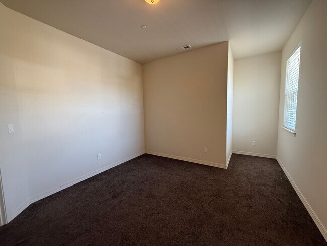 Building Photo - 4823/4825 Barbera St