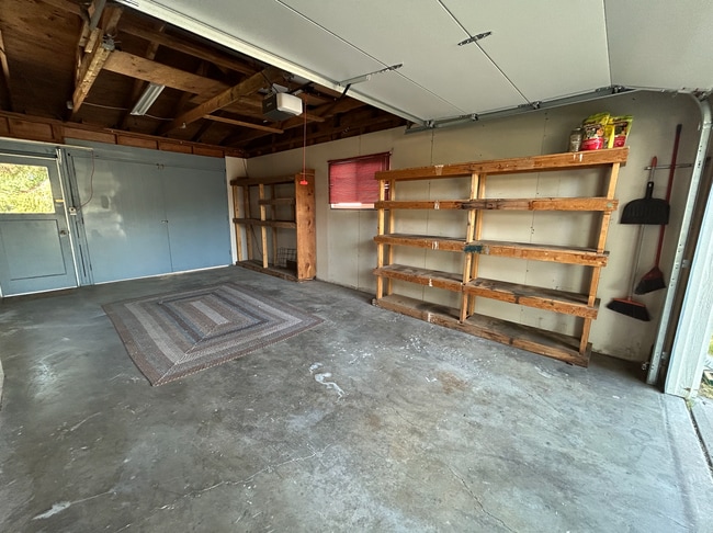 Building Photo - 3 Bed, 1.5 Bath with Spacious Backyard!