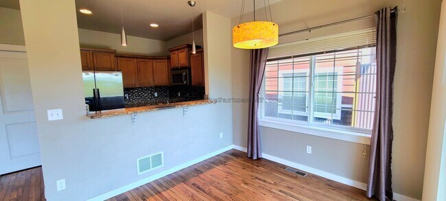 Building Photo - (August Free!) Beautiful 3 Bed 2.5 Bath To...