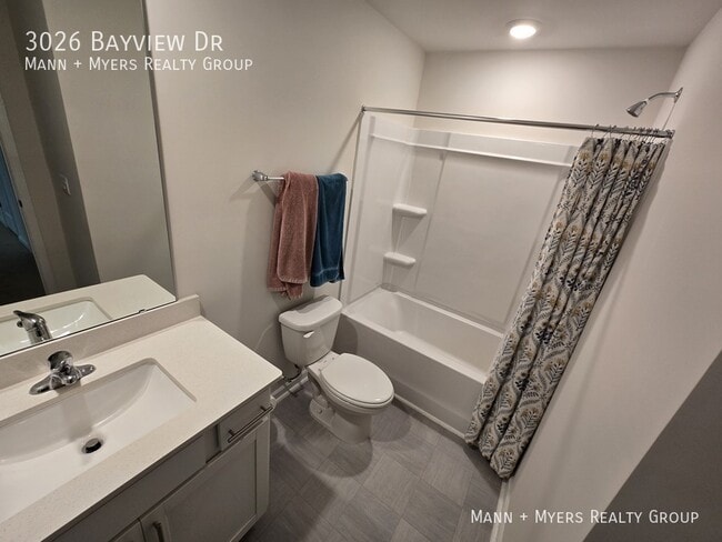 Building Photo - 3026 Bayview Dr