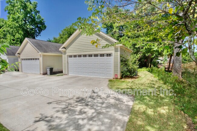 Building Photo - 305A Old Buncombe Rd