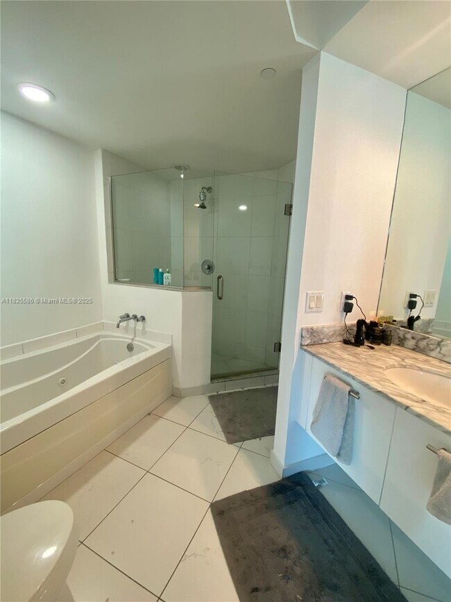 Building Photo - 500 Brickell Ave