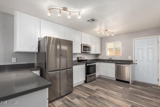 Building Photo - 214 S 92nd Pl