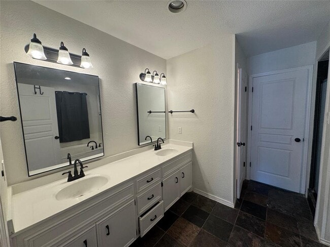 Building Photo - 1045 Hidden Hills Dr