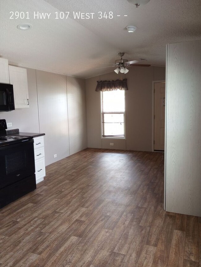 Building Photo - 2 bed 1 bath available!