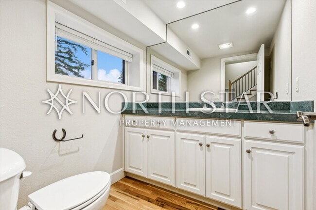 Building Photo - Escape to the Country, Spacious Contemporary in Wilsonville