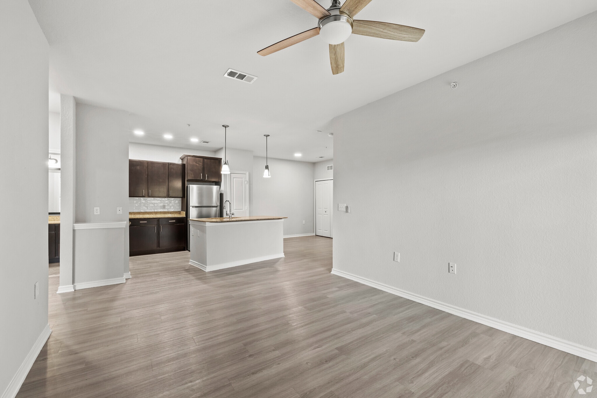 2BR, 2BA - 957SF - Living - The Monterra