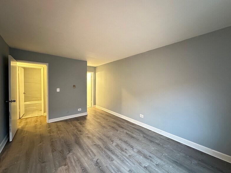 Building Photo - 3825 N Pine Grove Ave