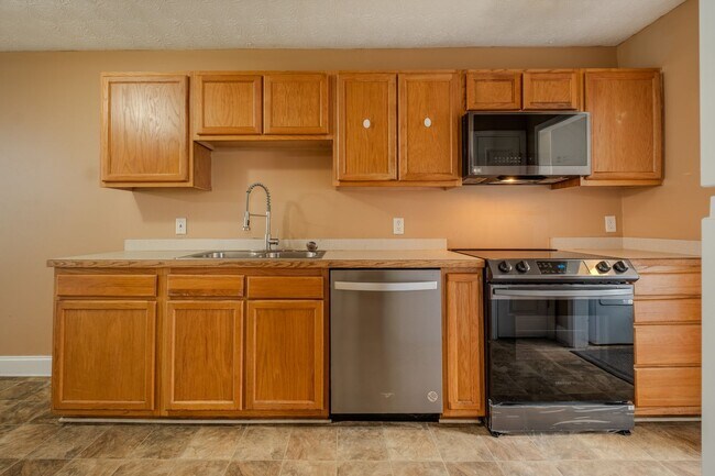 Building Photo - Spacious 4BR/3BA Townhome | Pet Friendly | Washer & Dryer Included | $1,600/mo