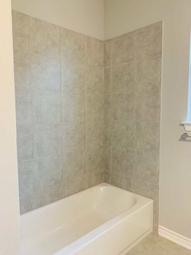 Building Photo - Single Level 4/2 Home in Highly Sought Aft...