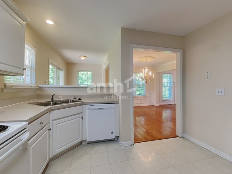 Building Photo - 3146 Jenkins Dr