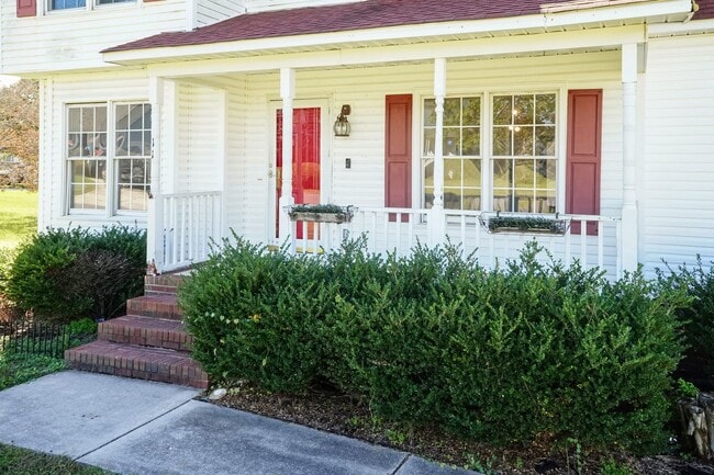 Building Photo - Large Three Bedroom Home!