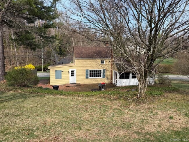 Building Photo - 327 W Neck Rd