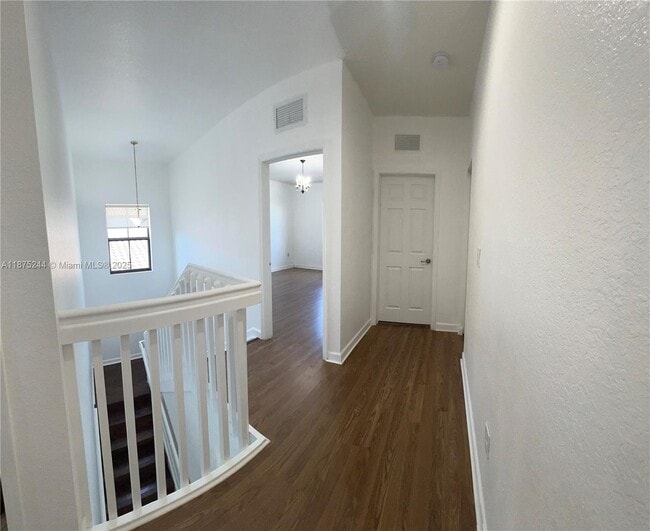 Building Photo - 742 SE 34th Ave