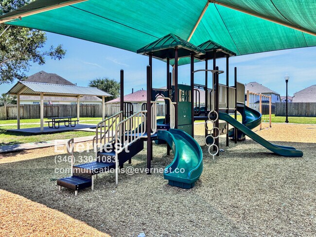 Building Photo - 3-Bedroom Home with Scenic Community Ameni...