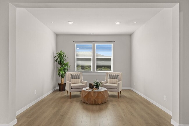 Building Photo - 4 Bedroom Home with Spacious Fully Fenced ...