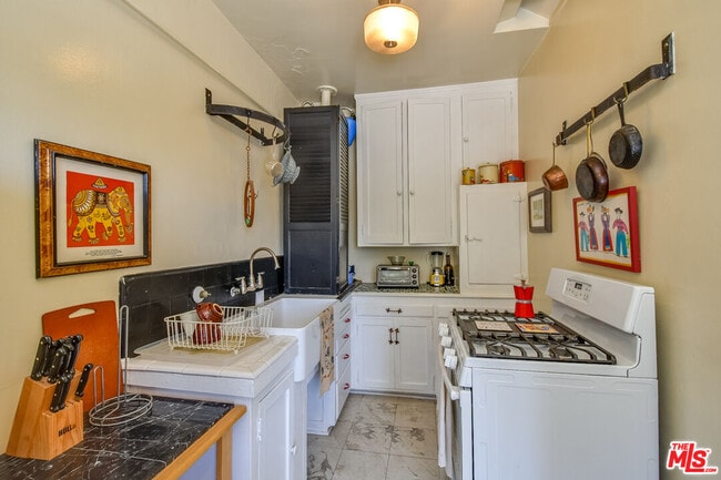 Building Photo - 8437 Waring Ave