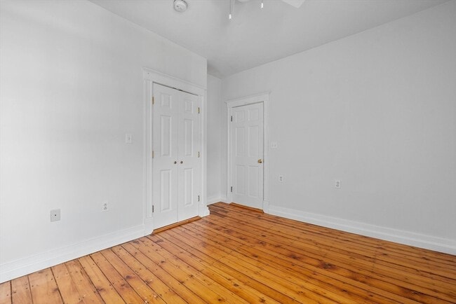 Building Photo - 860 E 4th St