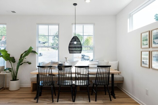 Building Photo - New luxurious townhome steps away from Downtown Acworth!