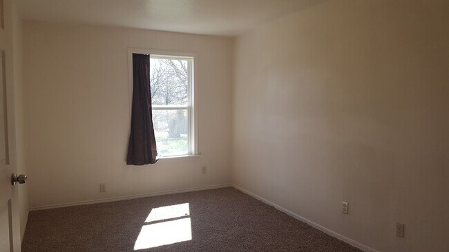 Building Photo - 908 E Main St