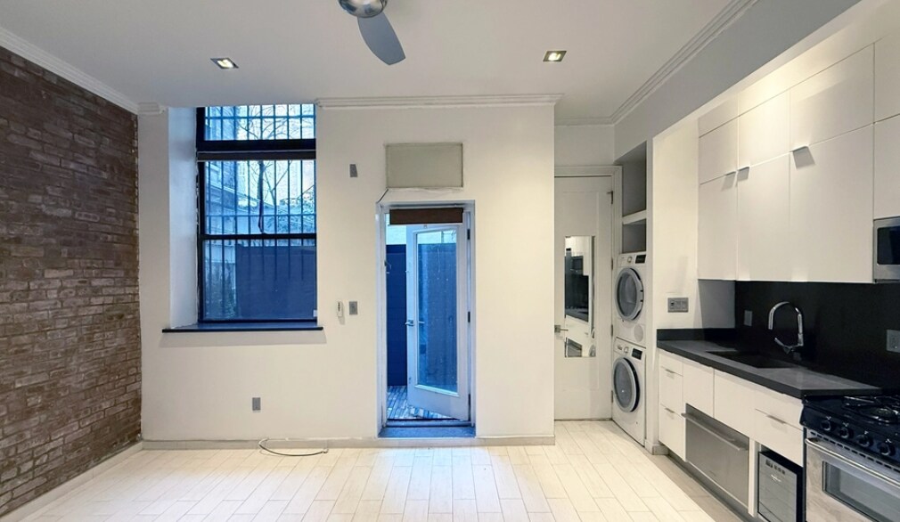 Building Photo - 204 E 75th St