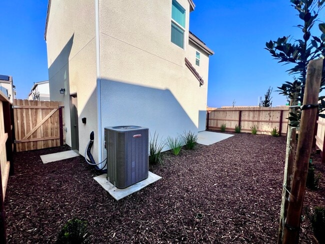 Building Photo - $2,450 Shepherd & Sunnyside, New 3 bedroom House - Clovis / Solar Panels