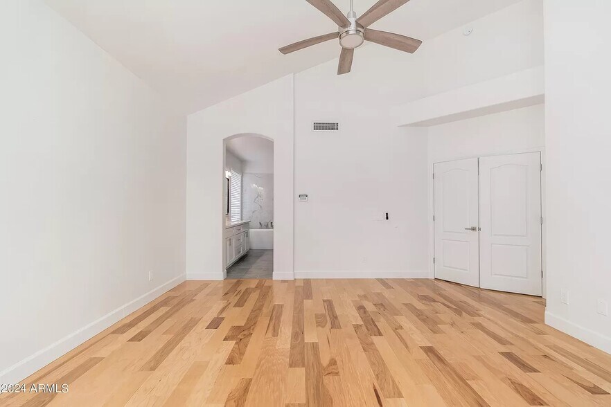Primary bedroom: facing bathroom - 6739 E Gelding Dr