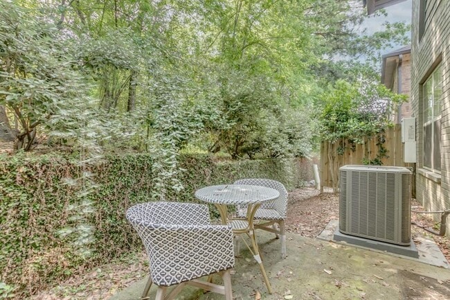 Building Photo - 2800 Belle Chase Ln