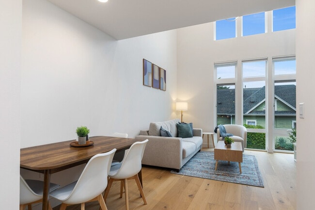 Building Photo - 129 11th Ave E