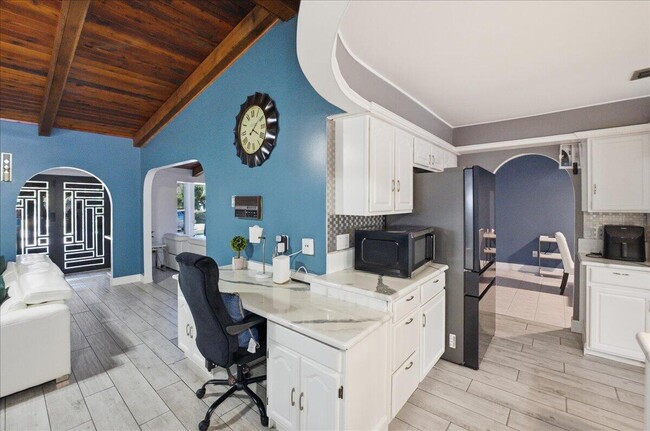 Building Photo - 1326 SW Bartell Ave