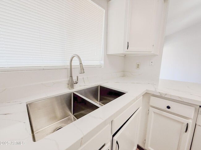 Building Photo - 7027 W Cherry Hills Dr