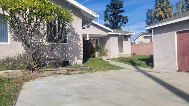 Building Photo - 4-bedroom 3 bath house in Granada Hills