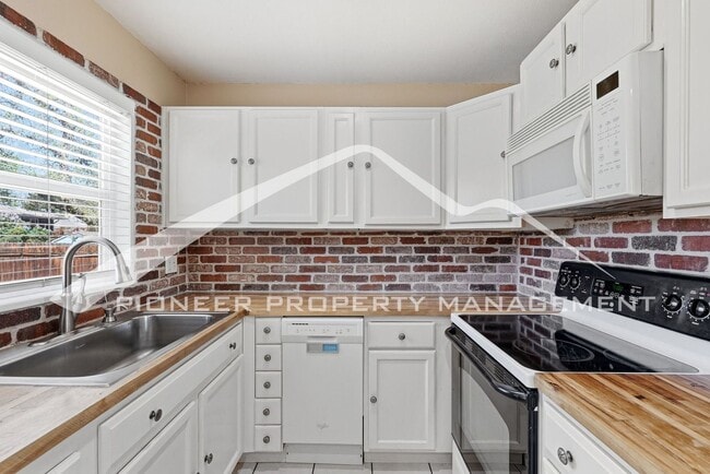 Building Photo - Lovely Single Family Home Fenced in Yard and Central AC