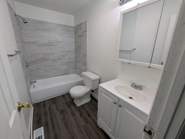 Building Photo - 136 Colonial Square Pl