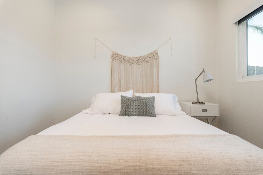 Building Photo - 1560-62 Lorraine Dr