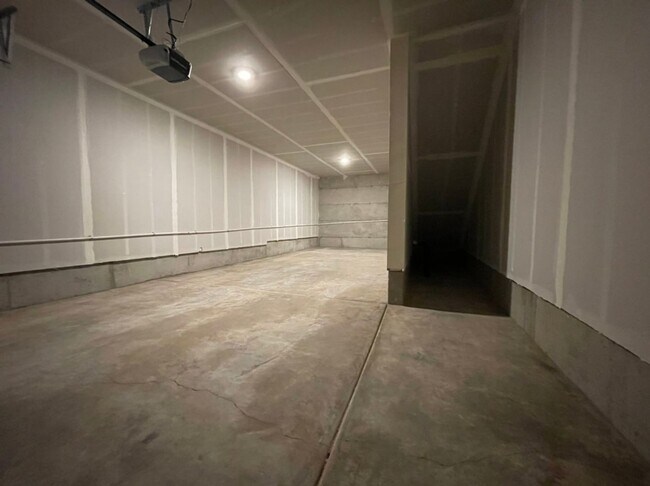 Building Photo - Modern 3-Bed, 2.5-Bath Home with Quartz Counters, Central A/C, and Prime Location!