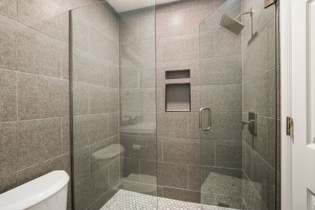 Building Photo - Beautiful 3 bed / 2 bath duplex in Uptown Neighborhood!