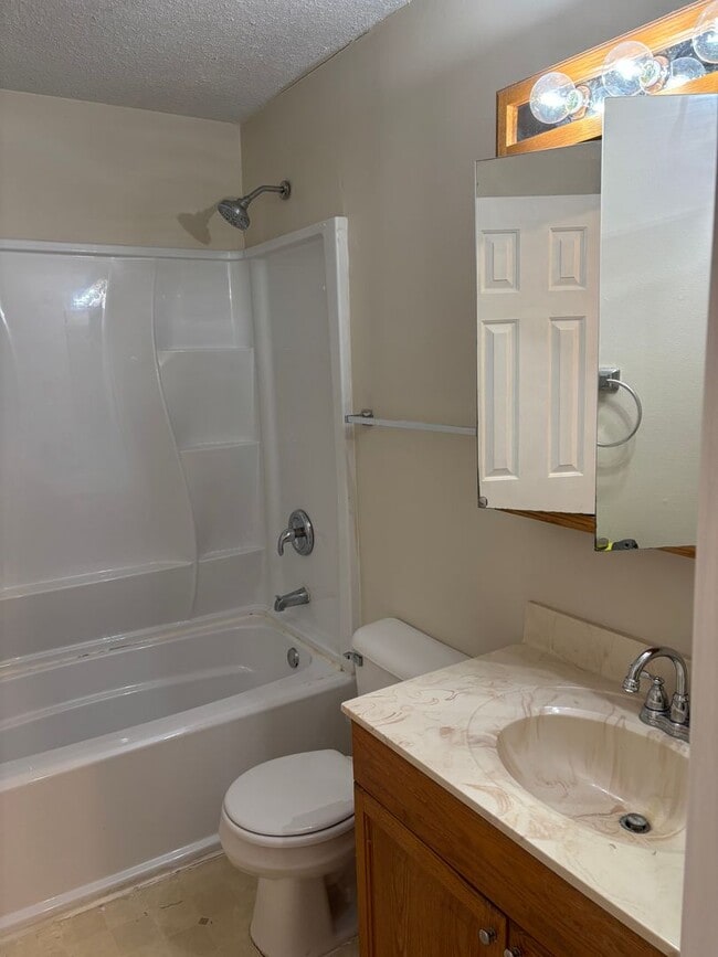 Building Photo - 2 Bedroom, 1.5 Bath Townhouse in Clinton, IA