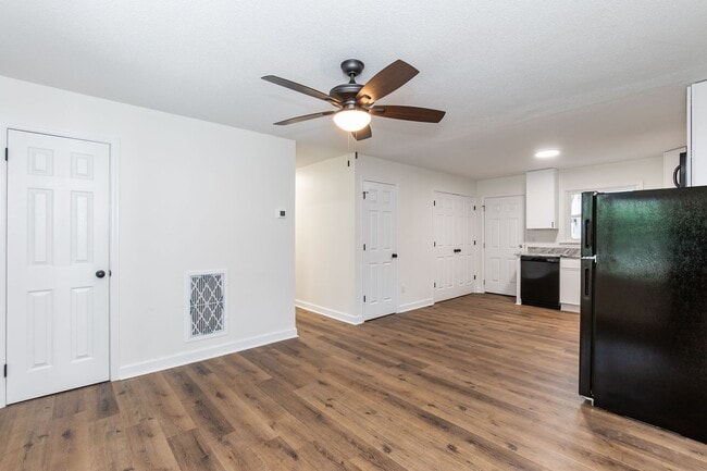 Building Photo - Three Bedroom Home!