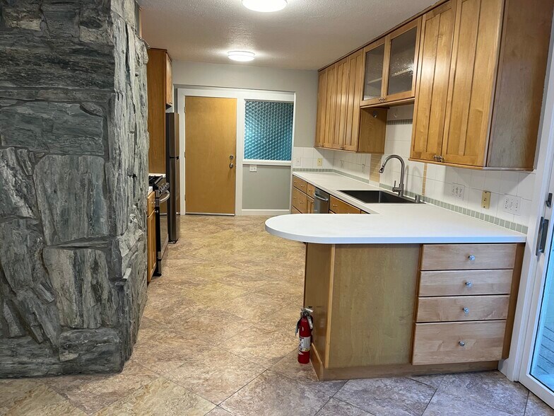 Kitchen - 2210 Roosevelt Dr