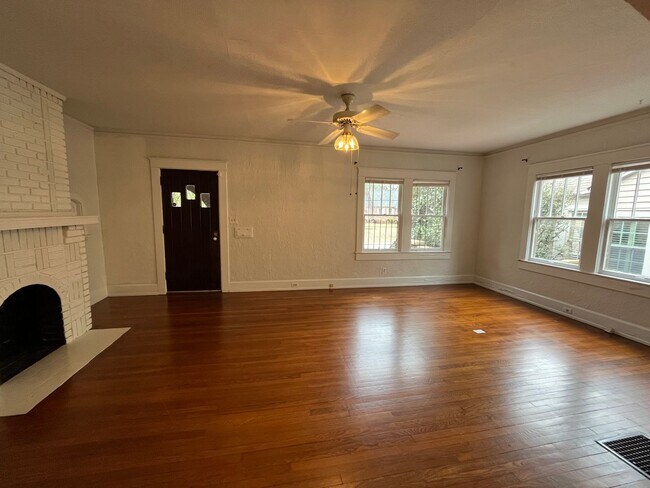 Building Photo - ENGLISH VILLAGE 21ST DUPLEX