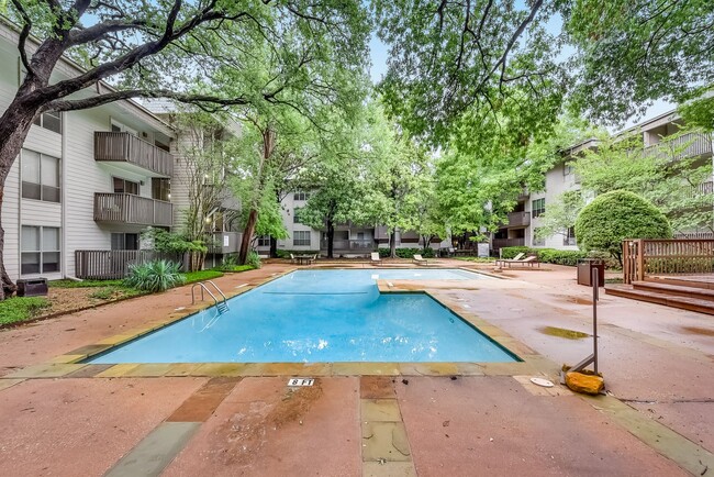 Building Photo - Updated Oak Lawn Condominium - Must See!!!