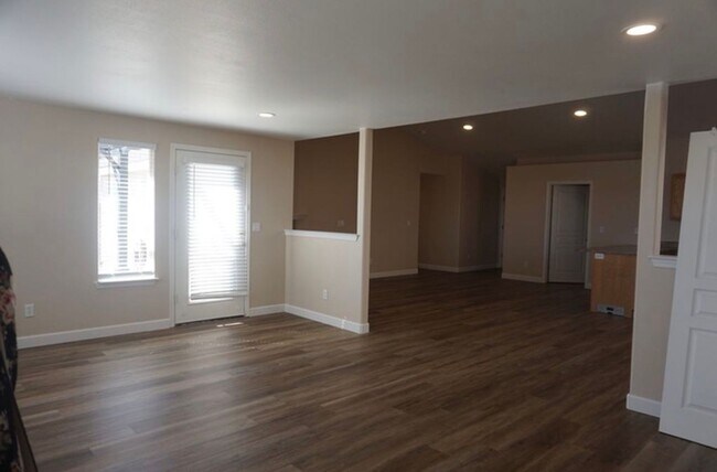 Building Photo - 583 Spur Wy