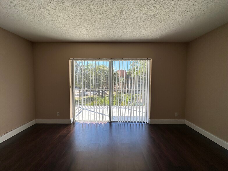 Building Photo - 4158 Inverrary Dr