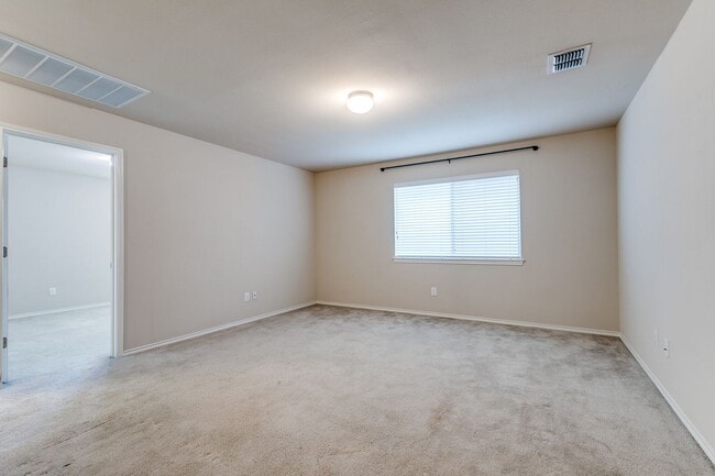 Building Photo - BEAUTIFUL 3-BEDROOM HOME NEAR MEDICAL CENTER